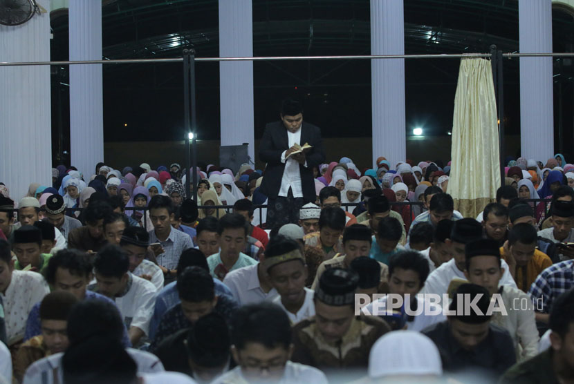 Mahasiswa Unsyiah mengikuti khatam al quran bersama dalam program Kampus Nusantara Mengaji di Masjid Jami Unsyiah. Kegiatan ini memperingati Dies Natalis Universitas Sebelas Maret (UNS) Solo, yang turut melibatkan 27 Perguruan Tinggi di Indonesia.