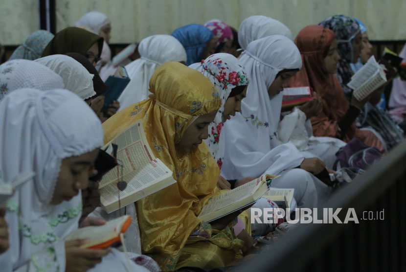 Mahasiswa mengikuti khatam Alquran bersama dalam program Kampus Nusantara Mengaji (ilustrasi) 