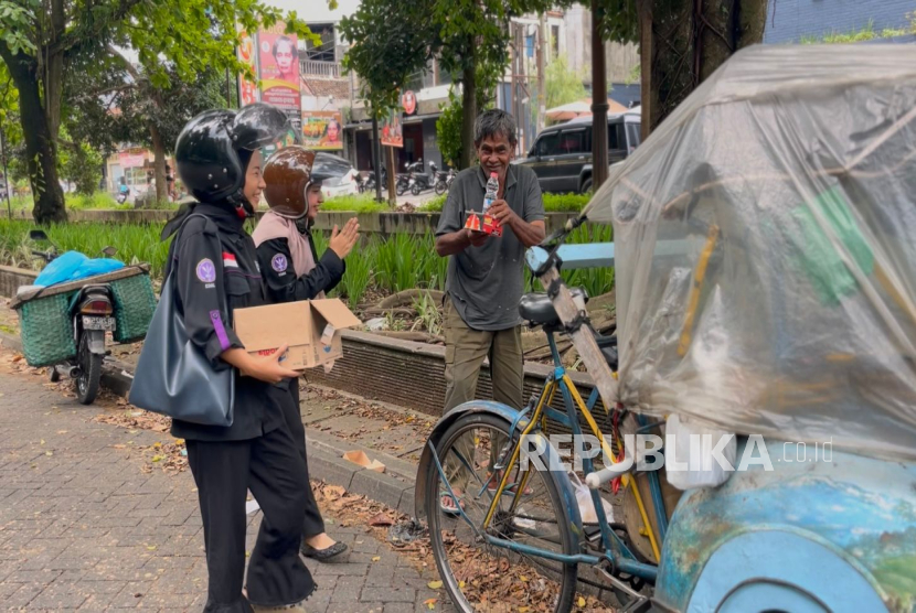 Mahasiswa UNY membagikan makanan gratis kepada pekerja informal dalam aksi sosial Satu Kotak Nasi Sejuta Arti.