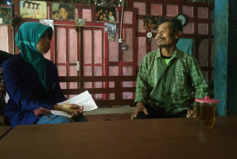 Mahasiswa UNY sedang mewawancarai tokoh adat  di Kampung Tujuh.