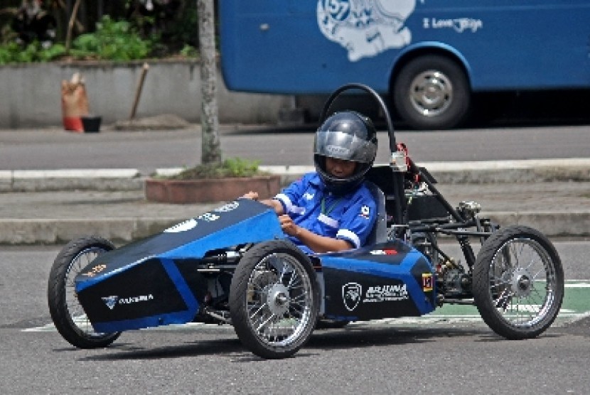 Mahasiswa yang merupakan anggota Tim Mobil Listrik Arjuna melakukan test drive mobil listrik buatan mahasiswa Fakultas Teknik (Prodi Teknik Mesin) dan Fakultas MIPA (Prodi Elektronika dan Instrumentasi) yang tergabung dalam Tim Mobil Listrik Arjuna UGM di 