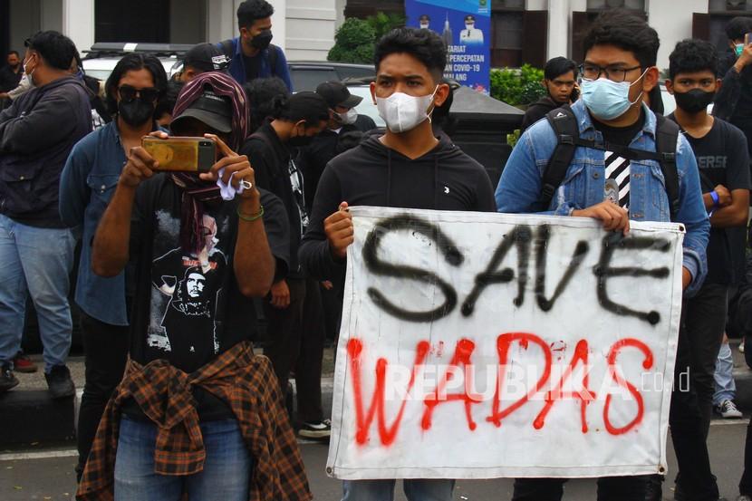 Mahasiswa yang tergabung dalam Aliansi Asura membawa poster saat berunjukrasa di depan Balai Kota Malang, Malang, Jawa Timur, Senin (14/2/2022). Dalam aksi solidaritas tersebut mereka menuntut pemerintah mengusut tuntas kasus tindakan represif aparat yang terjadi di Wadas, Purworejo. 