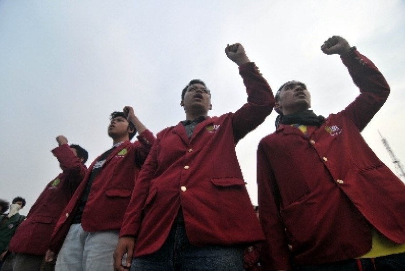  mahasiswa yang tergabung dalam Aliansi BEM Lintas Pulau Seindonesia melakukan aksi damai memperingati hari Pahlawan di Pelataran Silang Monas, Jakarta, Rabu (11/11). 
