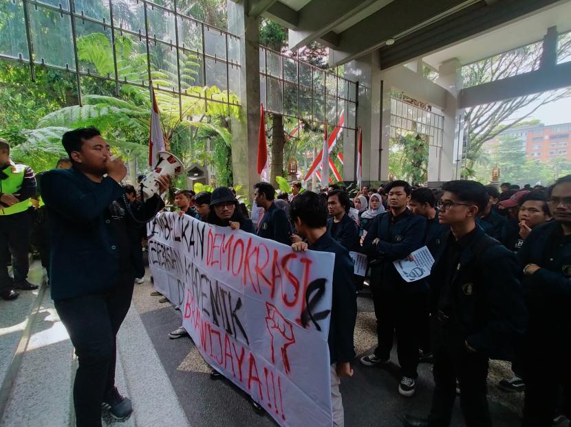  Mahasiswa yang tergabung dalam Aliansi Mahasiswa Universitas Brawijaya (Amarah) melakukan aksi demontrasi di depan lobi Gedung Rektorat UB, Kota Malang, Kamis (22/6/2023). Para mahasiswa menuntut Wakil Rektor III untuk menandatangani Piagam Kedaulatan Mahasiswa Brawijaya yang berisi sejumlah tuntutan. 