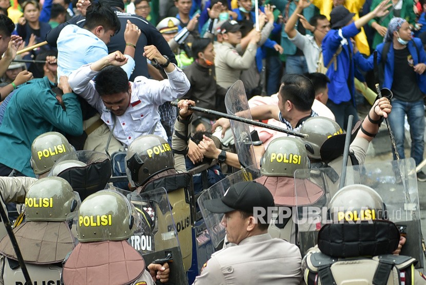 Mahasiswa yang tergabung dalam Aliansi Sumsel Melawan terlibat bentrok dengan aparat keamanan saat melakukan aksi di luar gedung DPRD Sumatera Selatan, Palembang, Sumatera Selatan, Selasa (24/9/2019).
