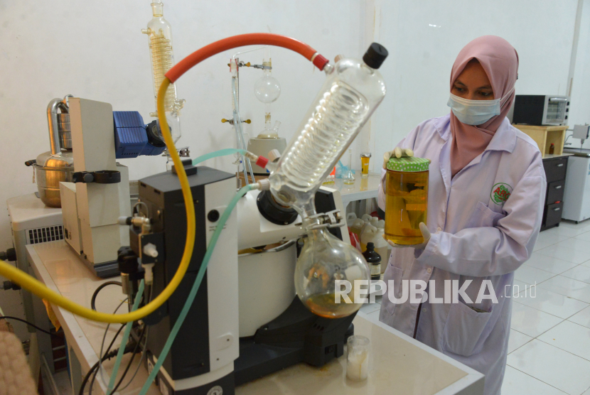 Mahasiswa yang tergabung dalam Atsiri Research Center (ARC) mengolah minyak atsiri menjadi produk parfum di Laboratorium Universitas Syiah Kuala (USK), Banda Aceh, Aceh, Selasa (30/3/2021). Atsiri Research Center Universitas Syiah Kuala yang siap membantu pelaku UMKM di daerah itu memiliki sejumlah produk turunan berbahan baku minyak nilam, salah satunya parfum dengan produksi mencapai 3.000 botol per bulan dan tahun 2021 akan mengekspor sebanyak 10.000 botol parfum untuk memenuhi permintaan dari Prancis. 