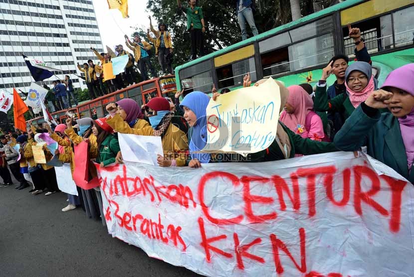  Mahasiswa yang tergabung dalam Badan Eksekutif Mahasiswa (BEM) Seluruh Indonesia melakukan aksi unjuk rasa di kawasan Bundaran Hotel Indonesia, Jakarta, Selasa (21/5).    (Republika/ Tahta Aidilla)