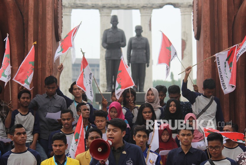Mahasiswa yang tergabung dalam Badan Eksekutif Mahasiswa (BEM) Nusantara mengibarkan bendera saat melakukan deklarasi di Surabaya, Jawa Timur, Kamis (29/11/2018).
