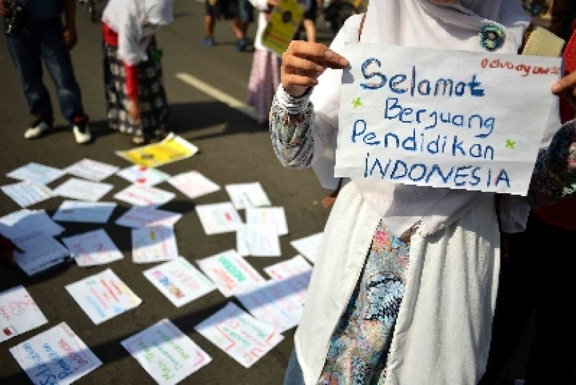 Mahasiswa yang tergabung dalam Badan Eksekutif Mahasiswa Universitas Negeri jakarta (BEM UNJ) menggelar aksi menuntut pendidikan bermutu saat Hari Bebas Kendaraan Bermotor di Jakarta, Ahad (4/5). 