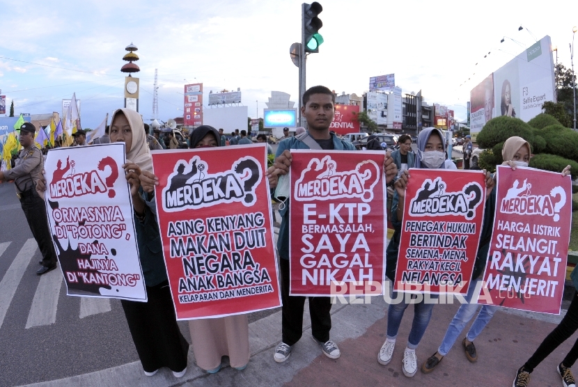 Mahasiswa yang tergabung dalam BEM SI Wilayah Sumbangsel dan Aliansi BEM Lampung mengangkat poster saat menggelar aksi dalam rangka menyongsong tiga tahun pemerintahan Joko Widodo-Jusuf Kalla (ilustrasi)