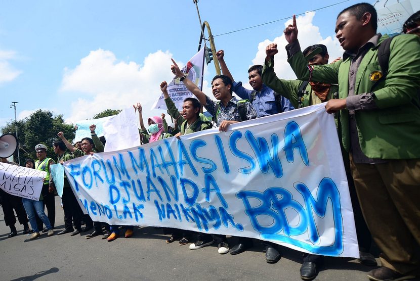  Mahasiswa yang tergabung dalam Forum Mahasiswa Djuanda (FMD) Bogor melakukan aksi unjuk rasa menolak kenaikan harga Bahan Bakar Minyak (BBM) di depan pintu akses tol Jagorawi, Ciawi, Bogor, Jabar, Senin (17/11). (Antara/Jafkhairi)