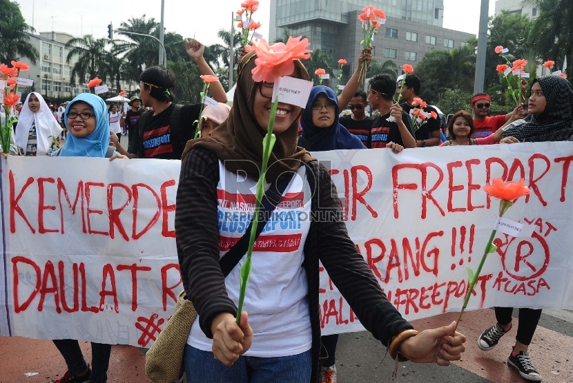  Mahasiswa yang melakukan aksi segera menutup operasi PT Freeport Indonesia (ilustrasi)