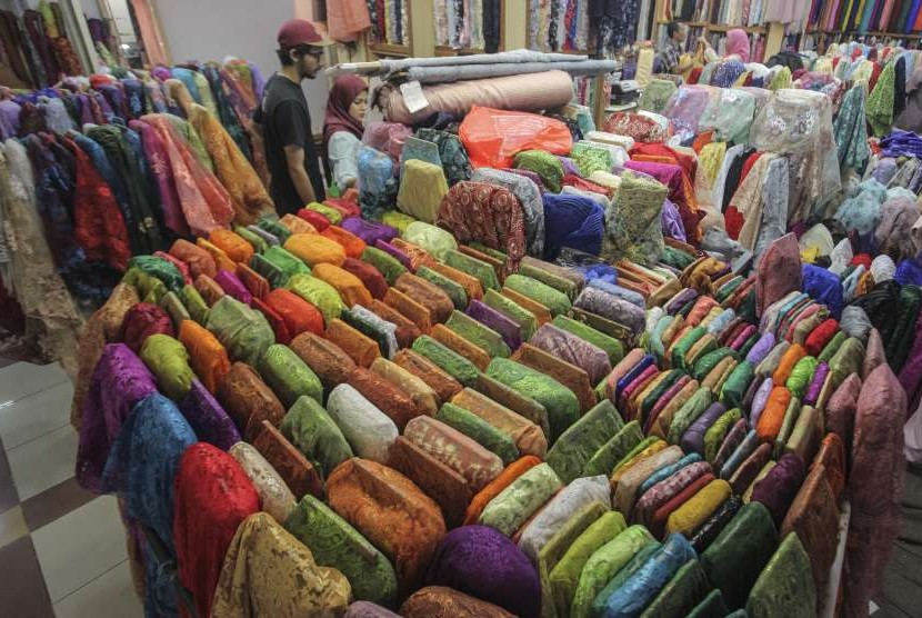 Calon pembeli memilih bahan kain di Pusat Grosir Tanah Abang, Jakarta, Jumat (14/9). 