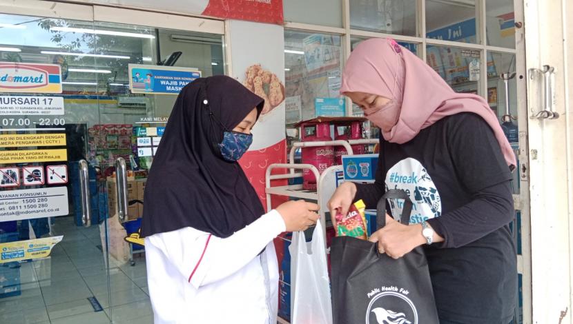 Mahasiswa yang tergabung dalam Hima Kesehatan Masyarakat Universitas Negeri Surabaya (Unusa) bekerja sama dengan Nowaste Surabaya sedang melaksanakan kegiatan aksi rampas tas keresek untuk mengurangi sampah plastik.