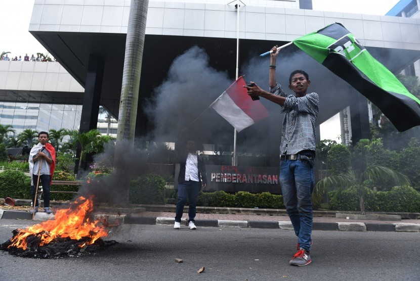 Mahasiswa yang tergabung dalam Himpunan Mahasiswa Islam (HMI) berunjuk rasa di depan Gedung KPK, Jakarta, Senin (9/5).