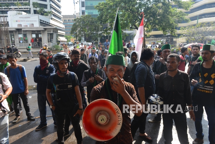 Mahasiswa yang tergabung dalam Himpunan Mahasiswa Islam (HMI) melakukan unjuk rasa di depan Gedung KPK, Jakarta, Senin (9/5).