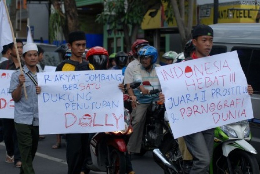 Mahasiswa yang tergabung dalam KAMMI (Kesatuan Aksi Mahasiswa Muslim Indonesia) melakukan aksi longmars ke gedung DPRD mendukung penutupan lokalisasi Dolly Surabaya di Jombang, Jawa Timur, Rabu (18/6). 