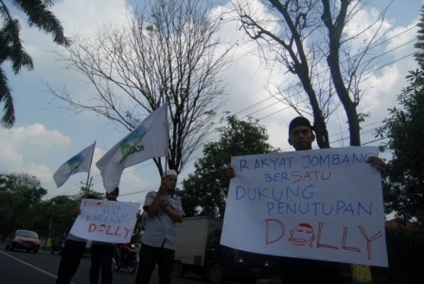 Mahasiswa yang tergabung dalam KAMMI (Kesatuan Aksi Mahasiswa Muslim Indonesia) melakukan aksi turun ke jalan mendukung penutupan lokalisasi Dolly Surabaya di Jombang, Jawa Timur, Rabu (18/6). 