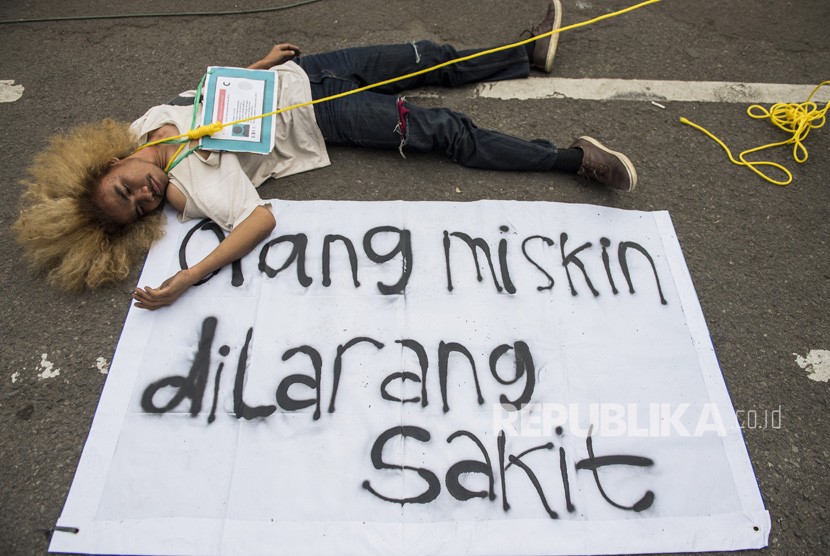 Mahasiswa yang tergabung dalam Keluarga Mahasiswa Kota Kembang melakukan aksi teaterikal menolak kenaikan iuran BPJS Kesehatan di depan Gedung Sate, Bandung, Jawa Barat, Rabu (15/1). (ilustrasi)