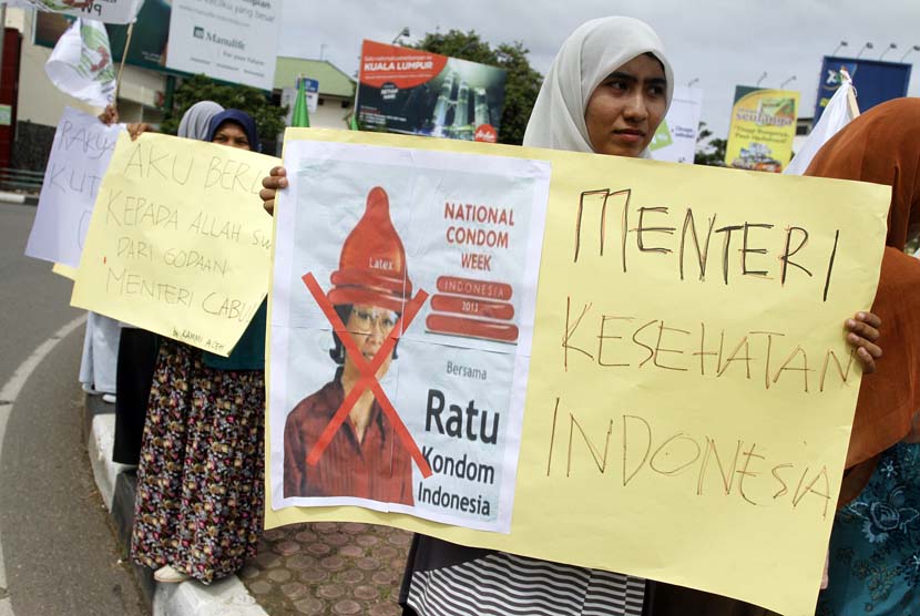   Mahasiswa yang tergabung dalam Kesatuan Aksi Mahasiswa Muslim Indonesia (KAMMI) menggelar aksi mengecam kampanye kondom di Bundaran Simpang Lima, Banda Aceh, Aceh, Rabu (4/12).    (Antara/Ampelsa)