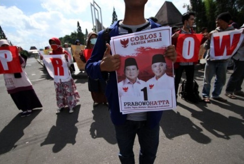Mahasiswa yang tergabung dalam Koalisi Mahasiswa Yogyakarta melakukan aksi dukungan kepada capres cawapres Prabowo-Hatta di Bunderan UGM, Yogyakarta, Senin (30/6).