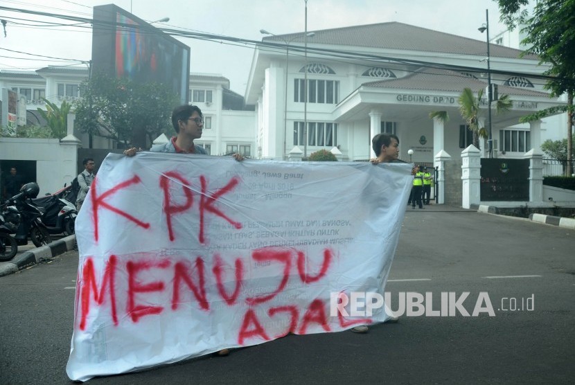 Mahasiswa yang tergabung dalam Poros Revolusi Mahasiswa Bandung menggelar aksi menolak revisi UU KPK, di depan Gedung DPRD Jawa Barat, Jalan Diponegoro, Kota Bandung, Selasa (17/9). 