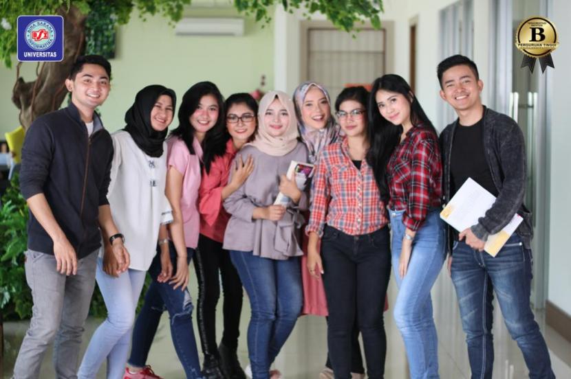 Para remaja Indonesia berkesempatan kuliah D3 dan S1 di UBSI melalui jalur beasiswa.