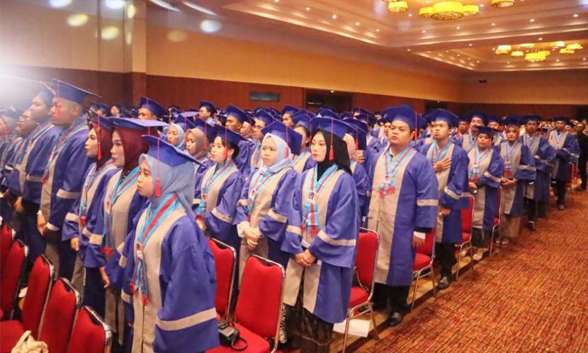 Mahasiswa/i Kampus Digital Bisnis Universitas Nusa Mandiri (UNM) yang akan segera mengikuti prosesi pelantikan lulusan yang ke-36.