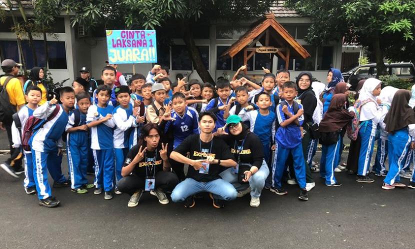 Mahasiswa/i Kampus Digital Kreatif Universitas Bina Sarana Informatika (BSI) kampus Karawang sukseskan pagelaran olahraga sekolah dasar.
