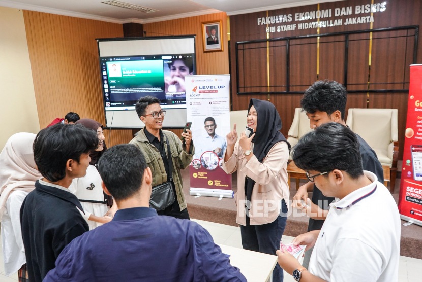 Mahasiswa/i UIN Syarif Hidayatullah mengikuti program SI Iklas Rocket 5.0.