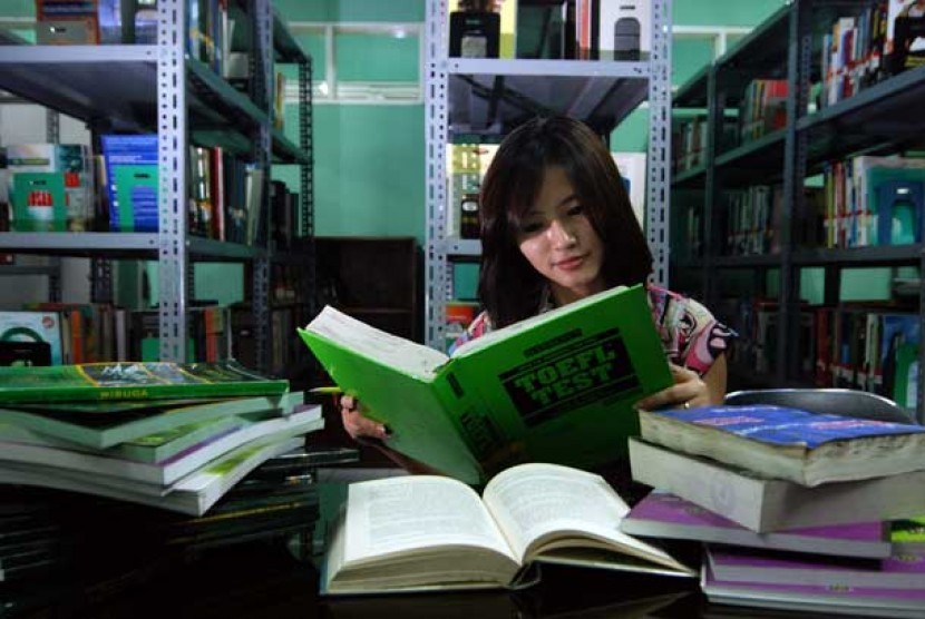 Mahasiswi di perpustakaan.  (ilustrasi)