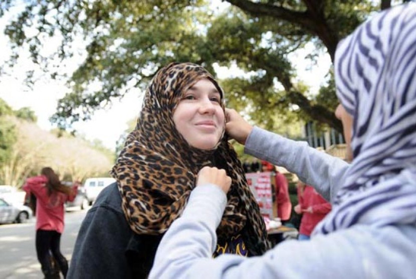 Mahasiswi Marshall University ketika ditantang mengenakan hijab.