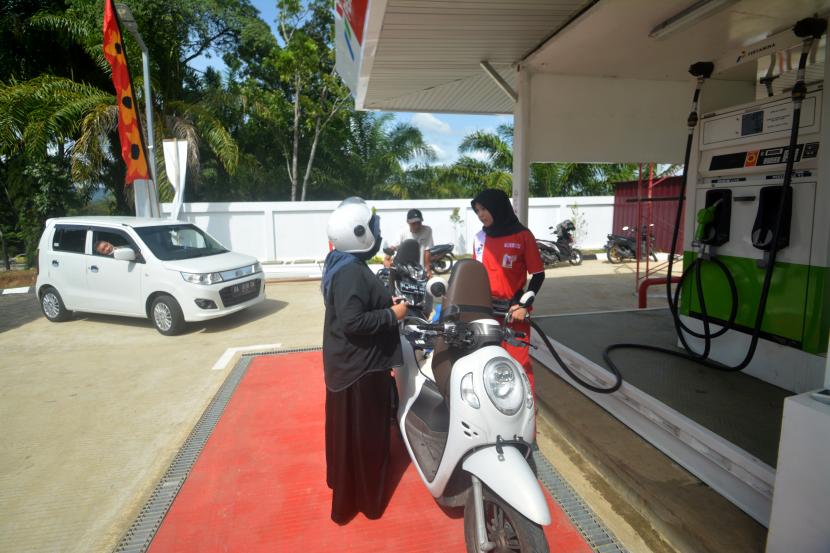 PT Pertamina Patra Niaga Regional Sumatera Bagian Utara (Sumbagut) mencatat rata-rata realisasi penyaluran bahan bakar minyak (BBM) jenis gasoline saat Ramadhan dan Idul Fitri 2023 mengalami kenaikan tujuh persen dibanding rata-rata normal selama Maret 2023. (ilustrasi).