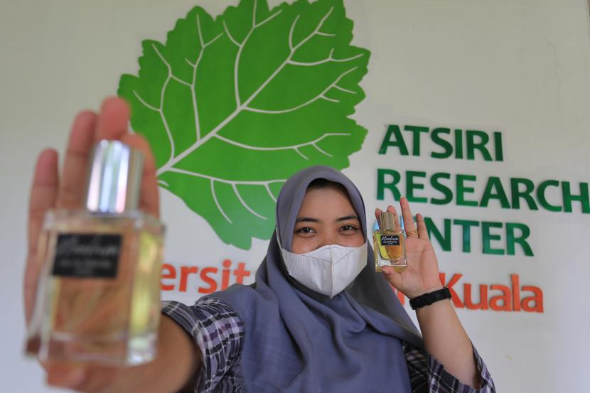 Parfum minyak atsiri nilam (Pogostemon cablin Benth) di Pusat Unggulan Iptek Nilam Aceh Atsiri Research Center (ARC) Universitas Syiah Kuala (Unsyiah), Banda Aceh, Aceh, Senin (18/10/2021)