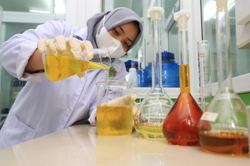 Mahasiswi menyelesaikan proses pembuatan parfum dari salah satu minyak atsiri, (ilustrasi). Pemerintah Provinsi Kepulauan Bangka Belitung (Pemprov Babel) mendorong warga mengembangkan industri minyak atsiri guna meningkatkan pertumbuhan ekonomi.