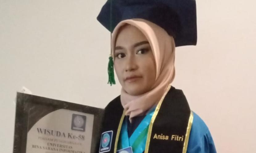 Mahasiswi Prodi Manajemen Universitas BSI, Anisa Fitri, menjadi lulusan terbaik dengan IPK 4.00.