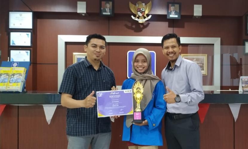 Mahasiswi program studi Sistem Informasi Akuntansi Universitas BSI, Siti Rodiah, meraih Juara 1 dalam Lomba Baca Puisi di Ajang Kreasi dan Seni Universitas Muhammadiyah Pontianak.