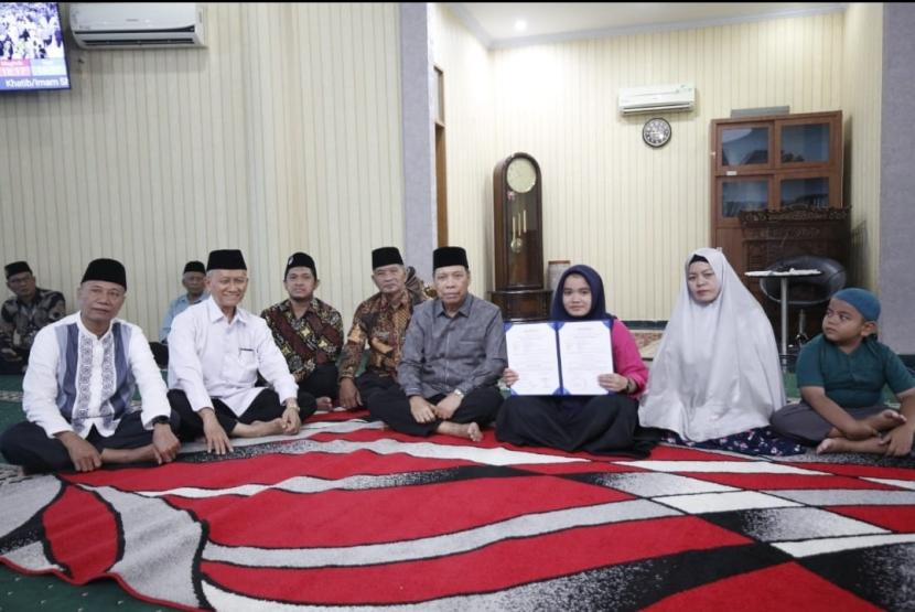 Mahasiswi semester 3 Fakultas Ekonomi dan Bisnis Universitas Muhammadiyah Sumatera Utara (FEB UMSU) Alisah Lasma Ria Siregar memeluk agama Islam setelah melaksanakan prosesi pensyahadatan, Jumat (8/12/2023) di Masjid Taqwa UMSU Jalan Muchtar Basri No. 3 Medan.