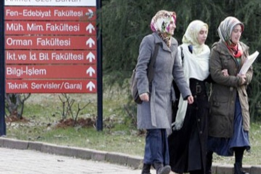 Mahasiswi turki Berjilbab di Kampus