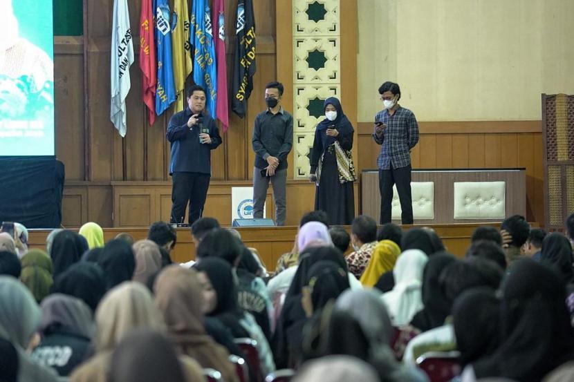 Mahasiswi UIN Syarif Hidayatullah Jakarta, Afifah Salsabila (tengah berjilbab) senang bukan kepalang karena usahanya dibantu modal oleh Menteri BUMN Erick Thohir. 