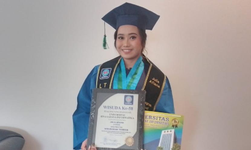 Mahasiswi Universitas BSI Julia Afiana program studi (prodi) Administrasi Bisnis jenjang D3 dengan gelar wisudawan terbaik.