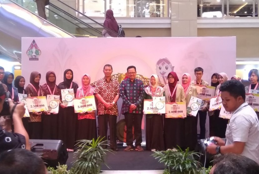  Mahasiswi Universitas Islam Negeri Sunan Kalijaga (UIN Suka) Prodi Fisika, Nur Khayati, saat meraih juara tiga dalam Anugrah Inovasi dan Penelitian 2019.