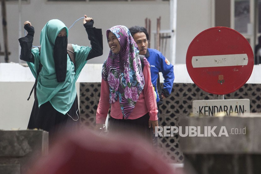 Mahasiswi Universitas Islam Negeri (UIN) Sunan Kalijaga Yogyakarta yang mengenakan cadar berada di kawasan kampus UIN Sunan Kalijaga, Sleman, Yogyakarta, Kamis (8/3). 