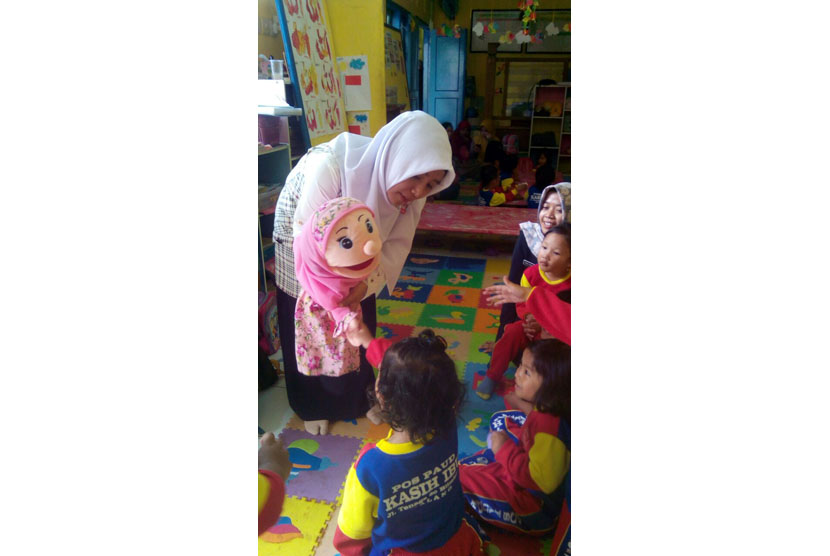 Mahasiswi Universitas Muhammadiyah Malang (UMM), Indah Rahayuning Tyas bersama boneka Lulu yang menjadi partnernya dalam mendongeng. 