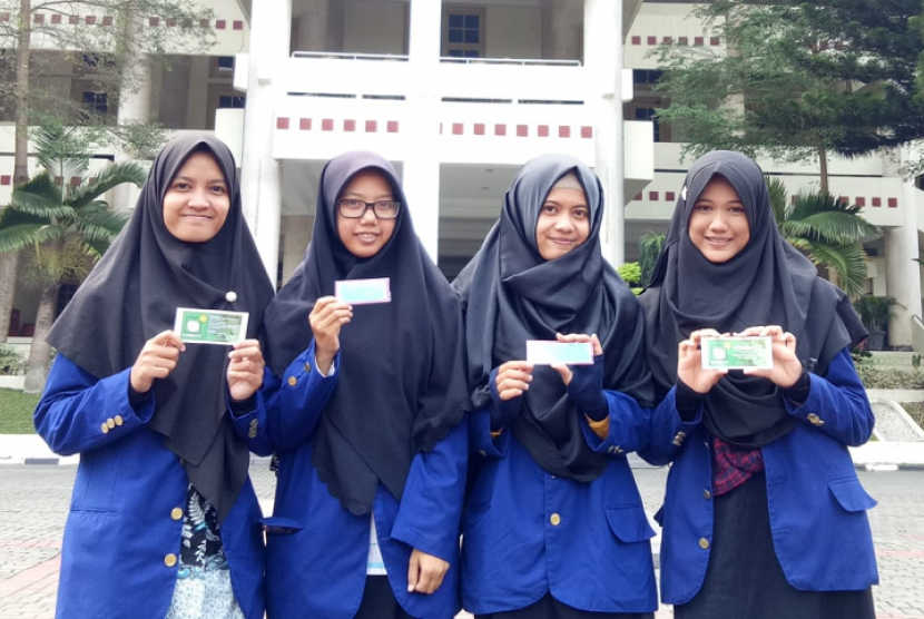 mahasiswi Universitas Negeri Yogyakarta (UNY) menciptakan Kombava, kompres gel yang berasal dari daun kupu-kupu