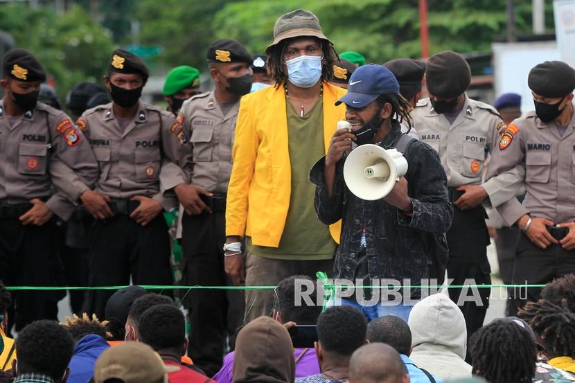 Mahasiwa melakukan aksi di depan Perumas II Waena, Jalan Raya SPG Taruna Bakti, Kota Jayapura, Papua, Selasa (8/3/2022). Aksi menolak pemekaran Daerah Otonomi Baru (DOB) di Papua tersebut dibubarkan polisi karena tidak memiliki memiliki izin. 