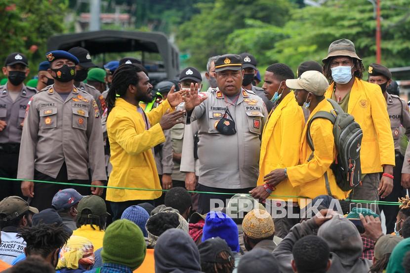 Mahasiwa melakukan aksi di depan Perumas II Waena, Jalan Raya SPG Taruna Bakti, Kota Jayapura, Papua, Selasa (8/3/2022). Aksi menolak pemekaran Daerah Otonomi Baru (DOB) di Papua tersebut dibubarkan polisi karena tidak memiliki memiliki izin.
