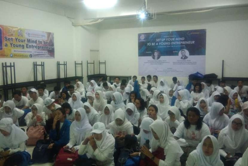 Mahasiwa UBSI sedang mengikuti pengarahan mengenai program Inkubator Wirausaha Muda dari BEC UBSI.