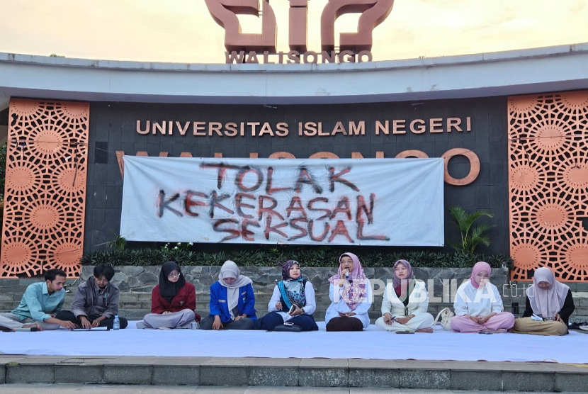 Mahasiwa UIN Walisongo Semarang menggelar dialog publik dan mimbar bebas untuk membahas kasus kekerasan seksual di kampus tersebut, Senin (11/5/2026). Dalam acara itu, mereka turut mengundang Wakil Rektor III UIN Walisongo Semarang Umul Baroroh dan Kepala Pusat Studi Gender dan Anak (PSGA) UIN Walisongo Semarang Kurnia Muhajarah.