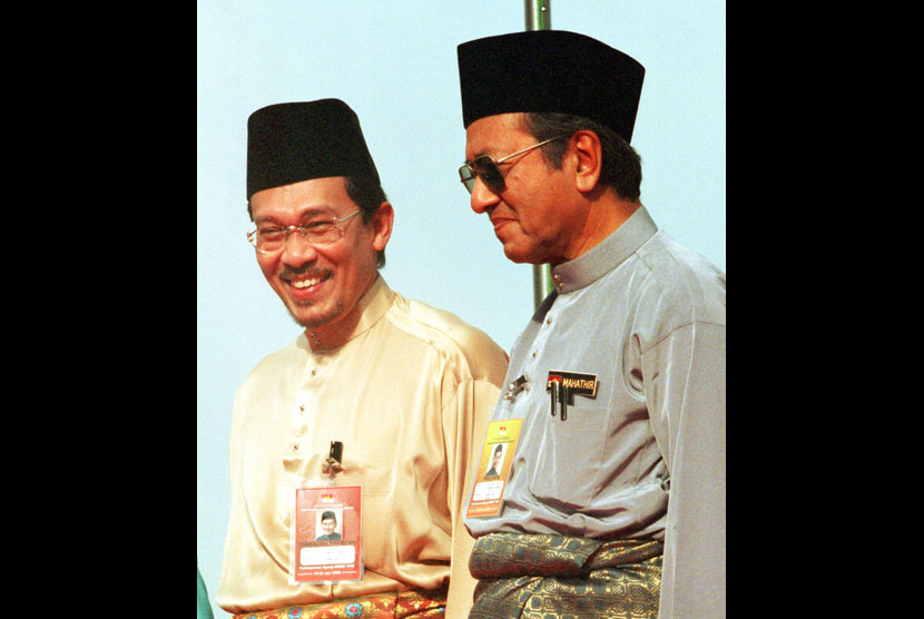  Mahathir Mohamad bersama Anwar Ibrahim 